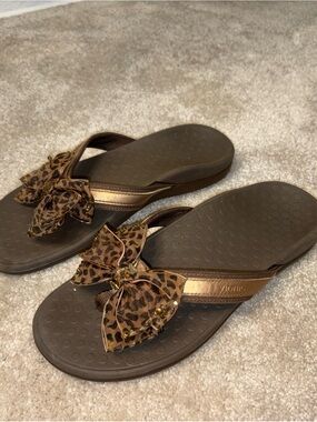“VIONIC” Brown Leopard Bow Flip Flops - Women's Comfort Support Sandals-9.5